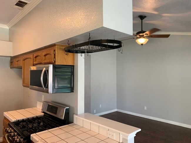 Building Photo - Beautiful 3 Bed West Bakersfield Home W/Po...