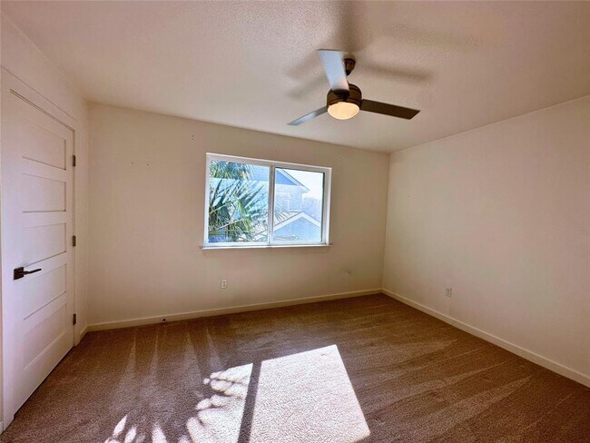 Building Photo - 8603 Putnam Dr