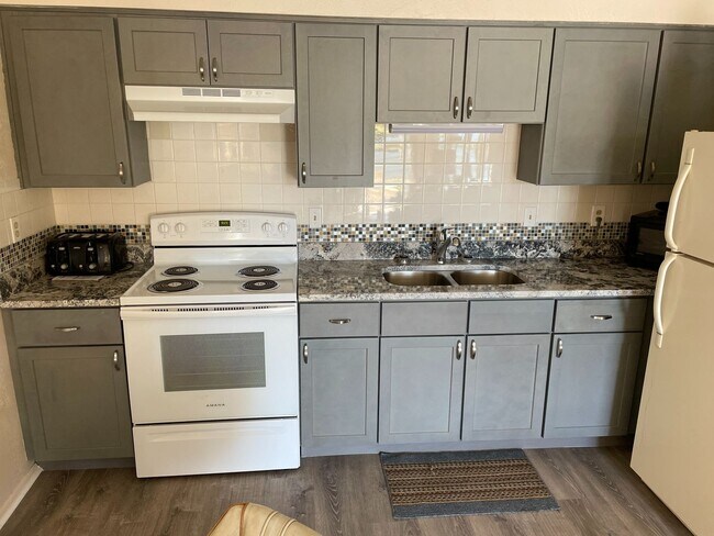 Building Photo - 1/1 Furnished with Lake View & Utilities in Tahitian Gardens a 55+ Community.