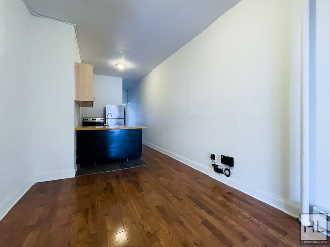 Building Photo - Bushwick Brooklyn / Spacious 2-Bed 1-Bath ...