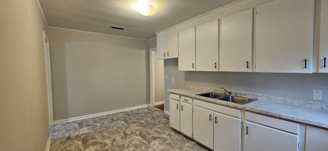 Building Photo - 1528 S Park Ave