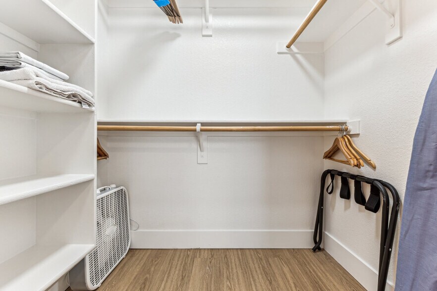 Building Photo - 9450 W Cabela Dr