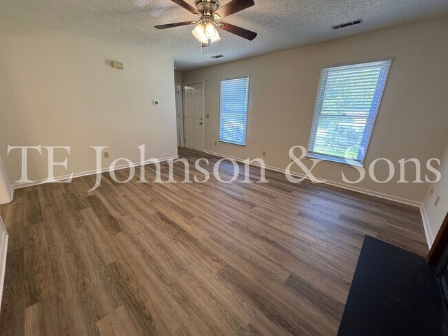 Building Photo - Charming 3-Bedroom Home with Spacious Yard...