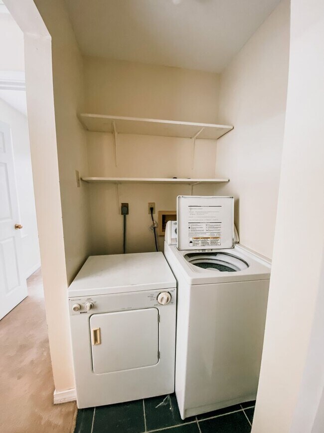 Building Photo - Centrally Located Condo!! Near Magazine St...