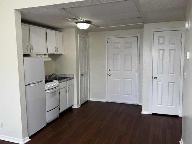 Building Photo - 103 E Central Ave