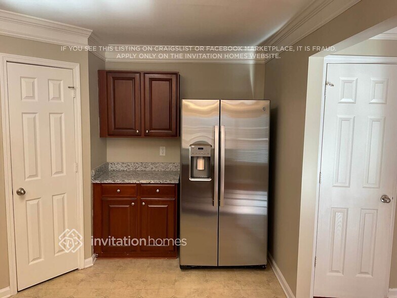 Building Photo - 2440 Sheldon Pl