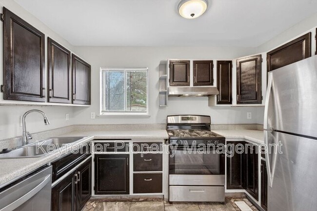 Building Photo - 900 Paddock Dr