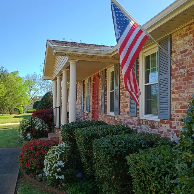 Building Photo - Modern Comforts with Granite & Hardwood Finishes!" 3 Bedroom 2 bath home.