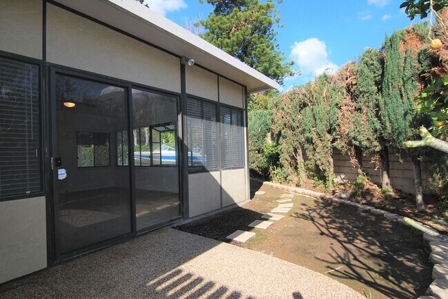 Building Photo - Beautiful 3-Bedroom Home with Pool, Spa & 3-Car Garage in Orange