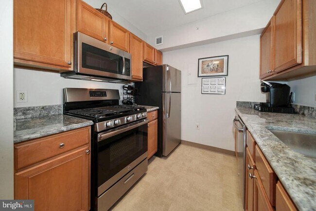 Building Photo - 7111 Woodmont Ave