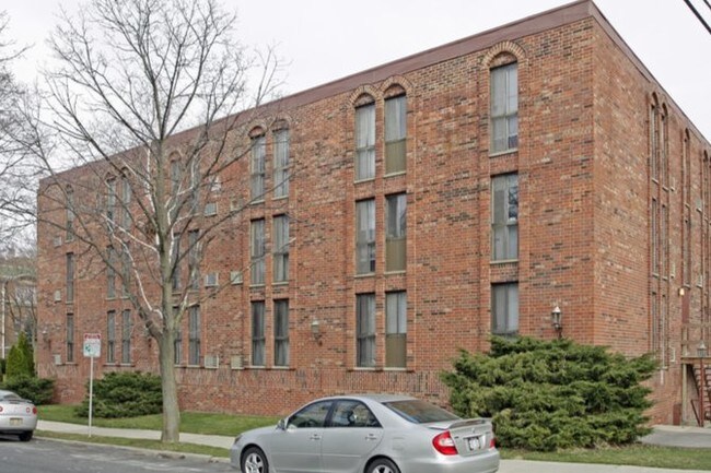 Primary Photo - 3402 N Oakland
