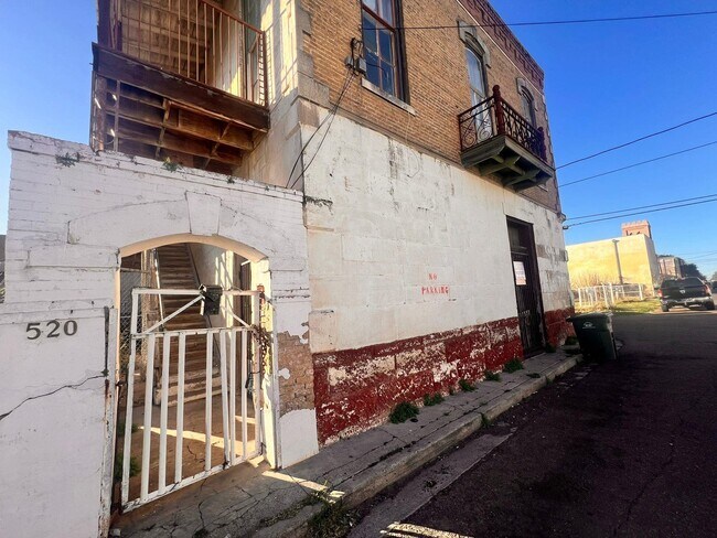 Building Photo - 518 Davis Ave