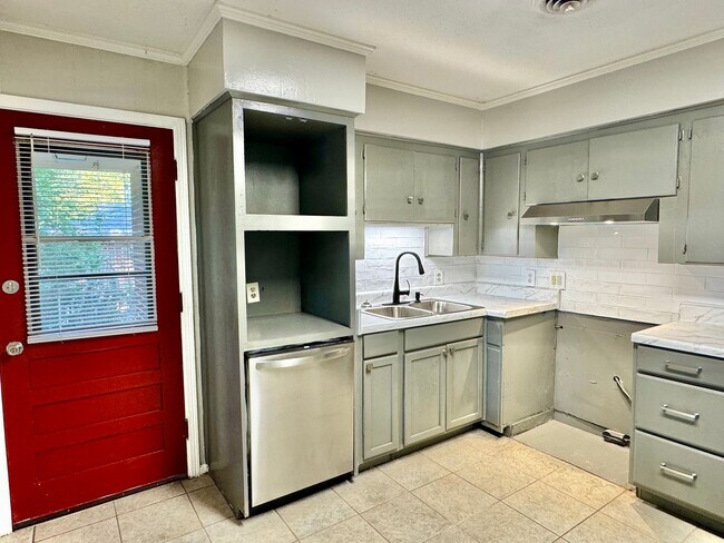 Building Photo - Beautifully Updated 3-Bedroom, 2-Bath Home...
