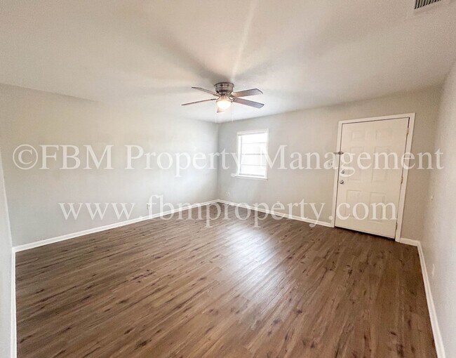 Building Photo - 330 W College St