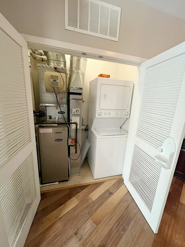 Building Photo - 1075 W Roosevelt Rd