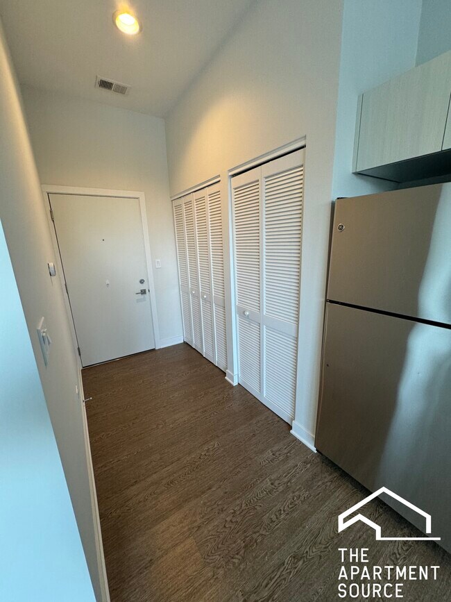 Building Photo - 2247 W Lawrence Ave