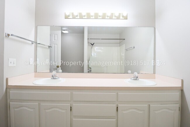 Building Photo - 3 Bed | 2.5 Bath in Jenks!