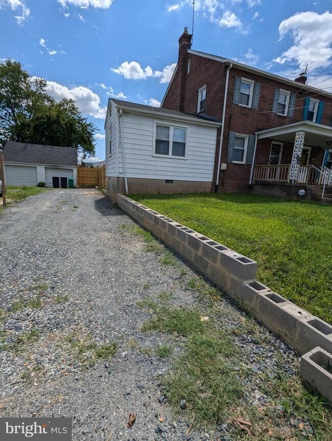Building Photo - 3203 Sycamore Ln