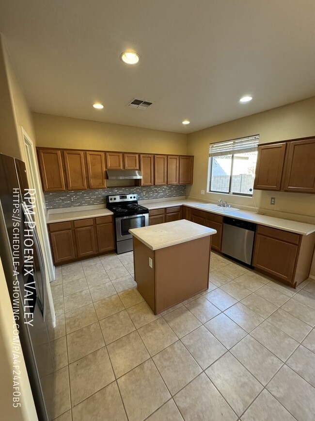 Building Photo - Cozy 4 bed / 2.5 bath with new carpet in p...