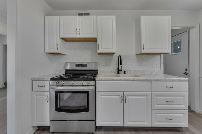 Building Photo - 610 Elm St