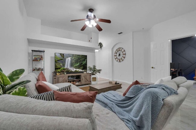Building Photo - Spacious 3-Bedroom townhome in Kissimmee –...