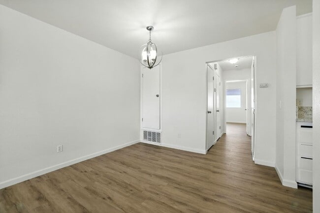 Building Photo - Gorgeous 2 Bed Condo in Foothill Farms