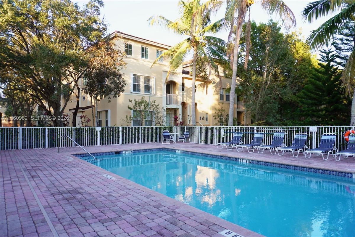 Building Photo - 130 Jacaranda Country Club Dr