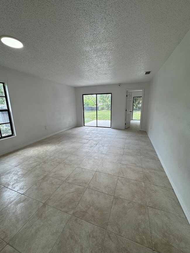 Building Photo - Charming 2-Bedroom Duplex on a Private Corner Lot in Lakeland, FL!