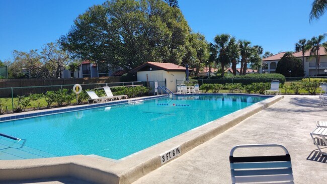 Building Photo - Annual turnkey/seasonal furnished ground floor condo in 55+ Community in Sarasota