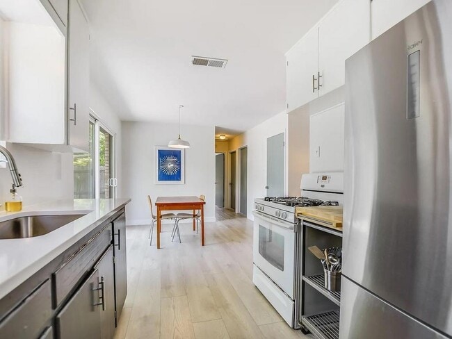 Building Photo - 1808 Forest Hill Dr