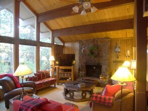 Building Photo - Condo in Central Incline!