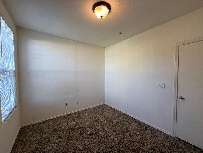 Building Photo - Centrally Located Downstairs Condo in the Oak Creek Villas
