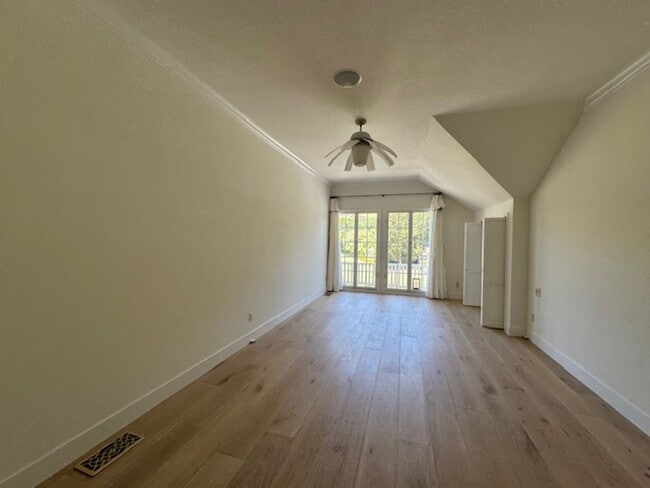 Building Photo - Tri-level townhome in highly desirable Dia...