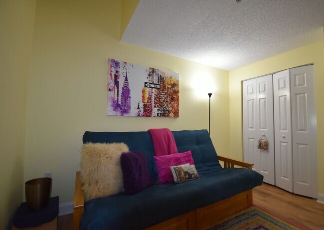 Building Photo - Reduced! Impeccably Maintained, Move-in Re...