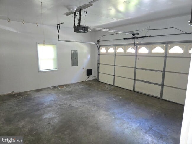 Building Photo - 2205 Blue Valley Dr