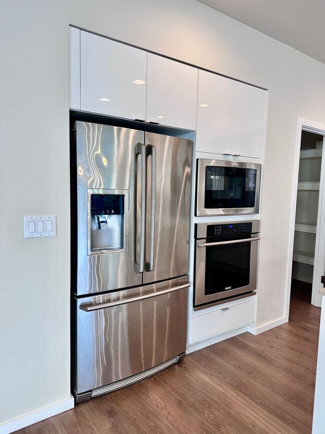 Building Photo - Luxury 4bed/2.5 bath home on Cul-de-sac! E...