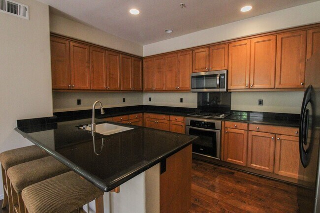 Building Photo - 4 bedroom 2.5 bathroom condo in Broad Street Village Complex