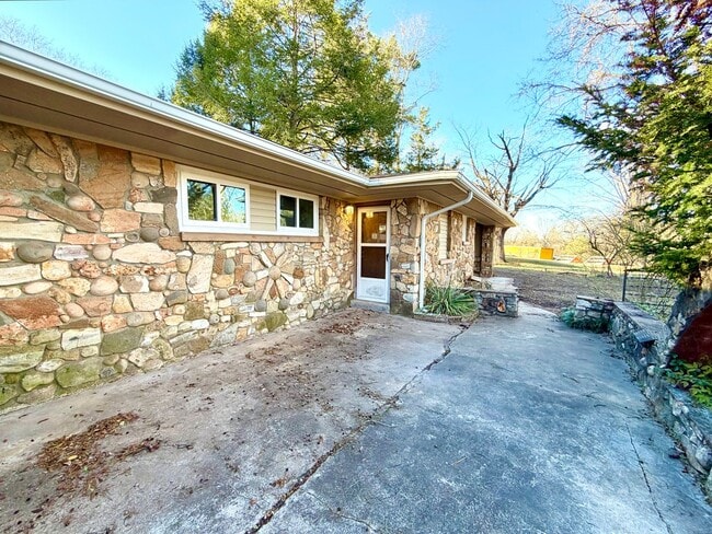 Building Photo - 887 Elwood Dr