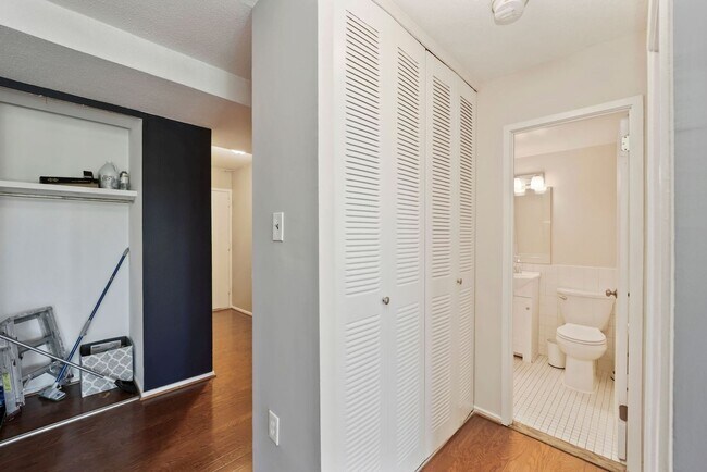 Building Photo - 1 bedroom 1 bathroom Condo in Navy Yard!