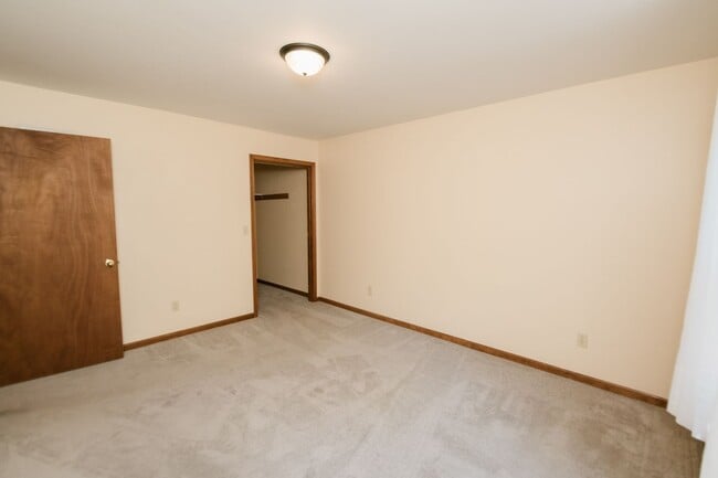 Building Photo - Maintenance free 2 bedroom, 1 bath town-ho...