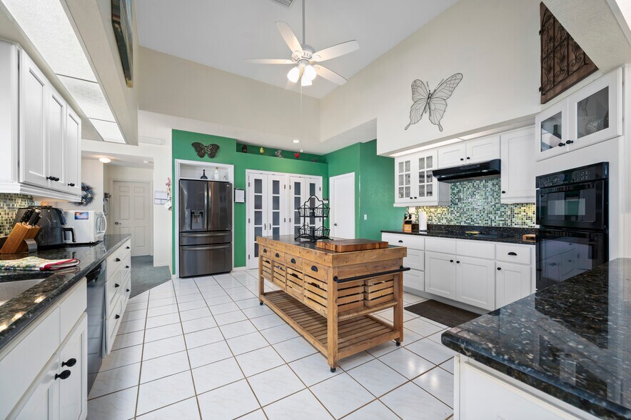 Building Photo - 12879 SW Kings Row