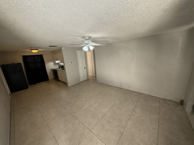Building Photo - 561 Laura Ln