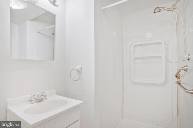 Building Photo - 8205 Robin Hood Ct