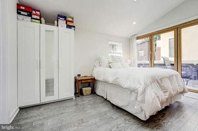 Building Photo - 430 Poplar St