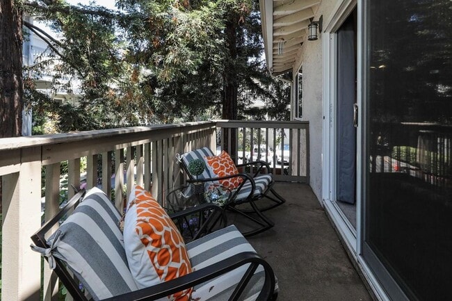 Building Photo - Large Condo with A/C, Balcony, 1 Car Garag...