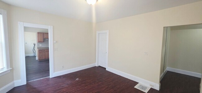 Building Photo - 273 Brooks St