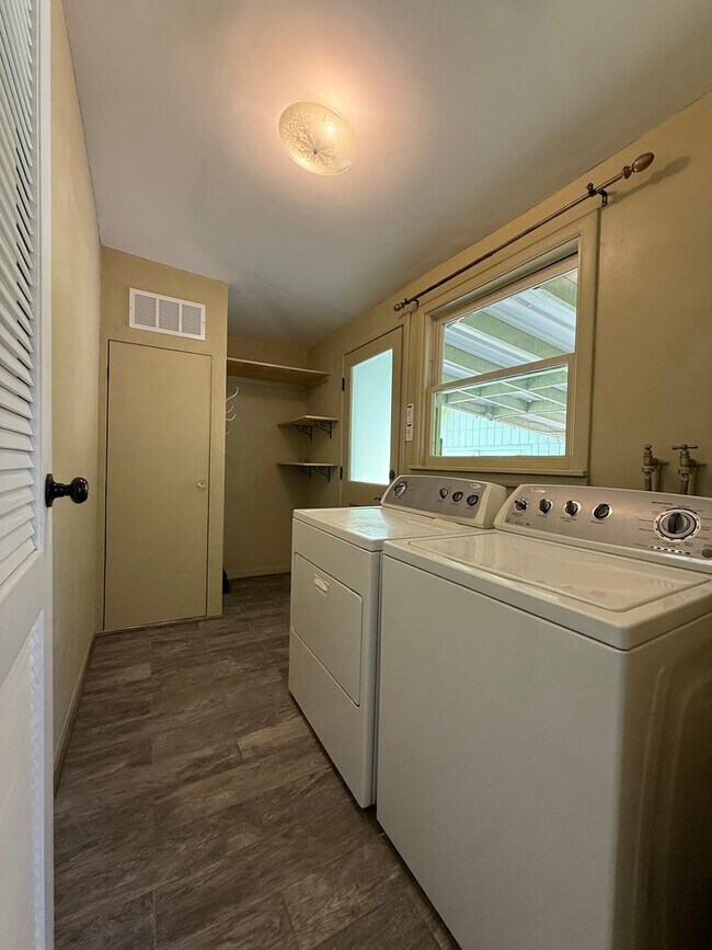 Building Photo - *Charming 2 Bedroom Home in Roseville’s Historic District with Bonus Detached Space*