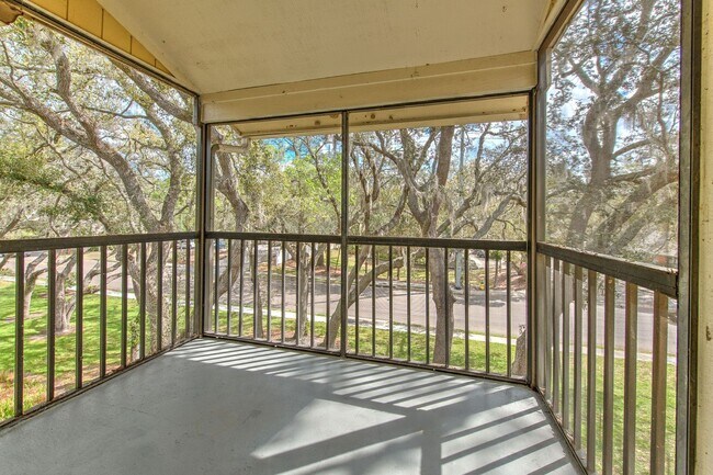 Building Photo - Nice and spacious condo on the 3rd with washer and dryer, near USF and I-75