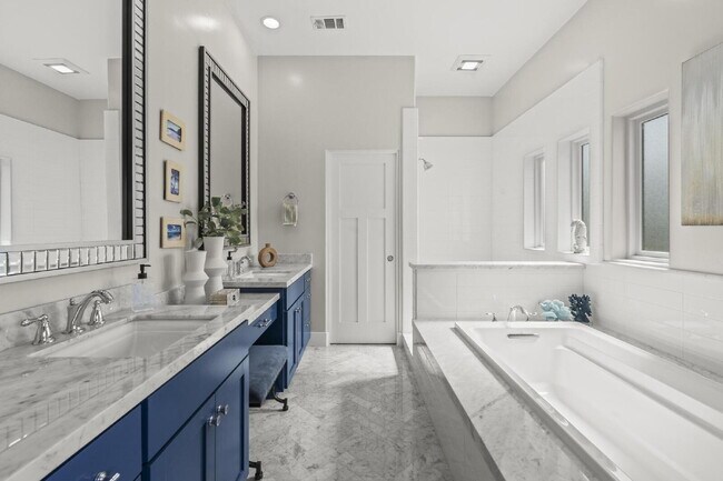 Building Photo - Stunning, Modern and Immaculate 3/BR 2.5/B...