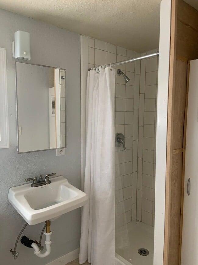 Building Photo - Hard to find 1 bdrm, 1 bath house with carport.